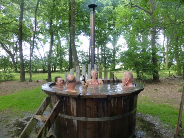 gezelligindehottub.jpg